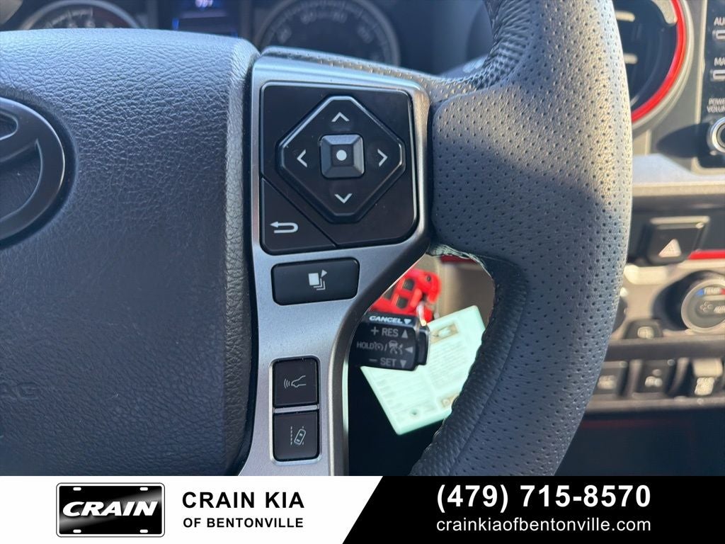 2021 Toyota Tacoma SR5 V6 - 4WD / CLEAN CARFAX / LIFTED!