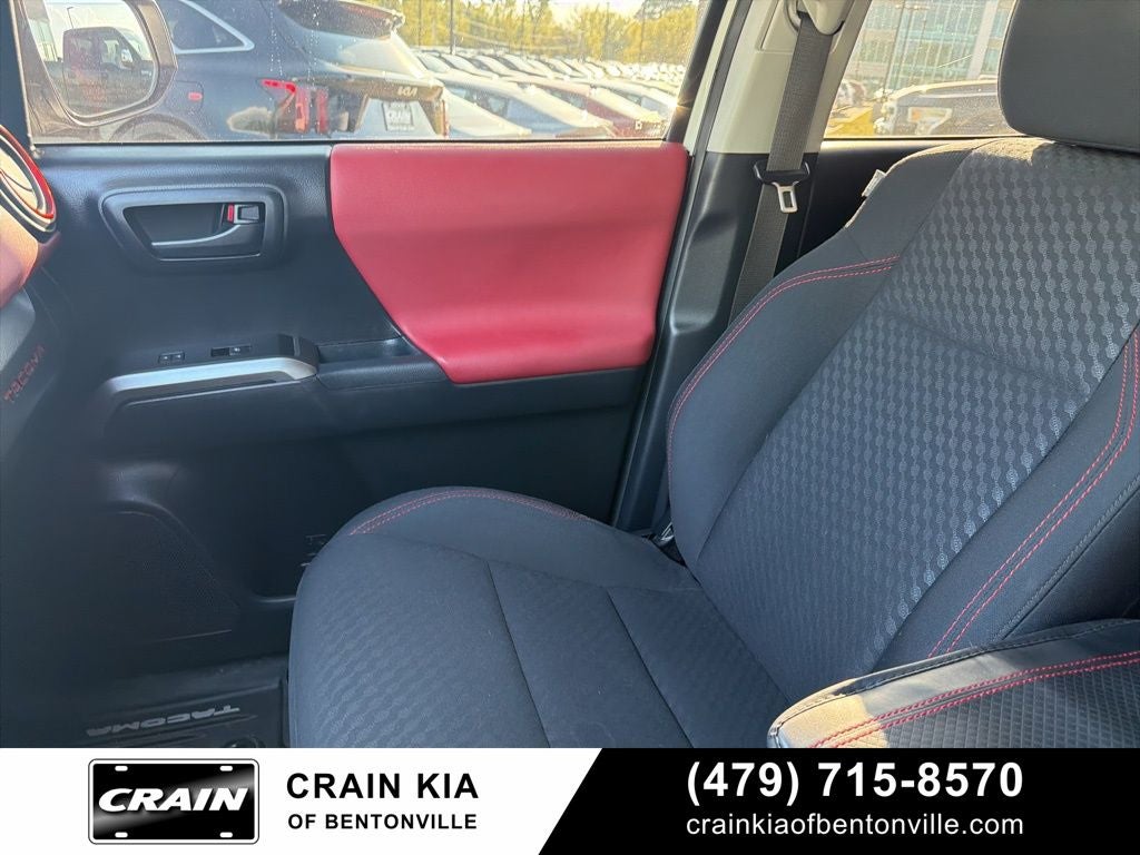 2021 Toyota Tacoma SR5 V6 - 4WD / CLEAN CARFAX / LIFTED!