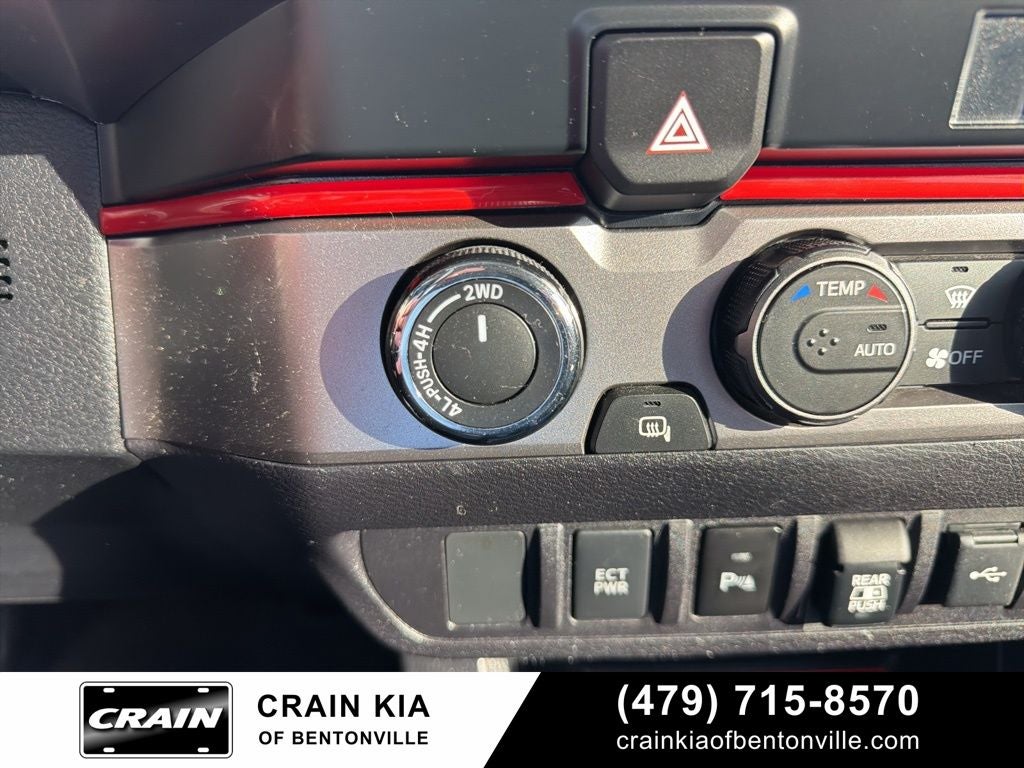 2021 Toyota Tacoma SR5 V6 - 4WD / CLEAN CARFAX / LIFTED!