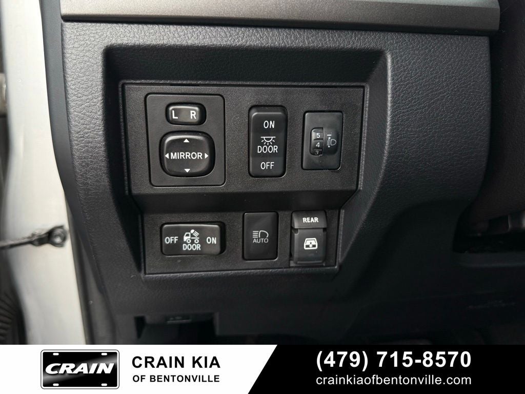 2019 Toyota Tundra SR5 - 4WD / CLEAN CARFAX / LIFTED!