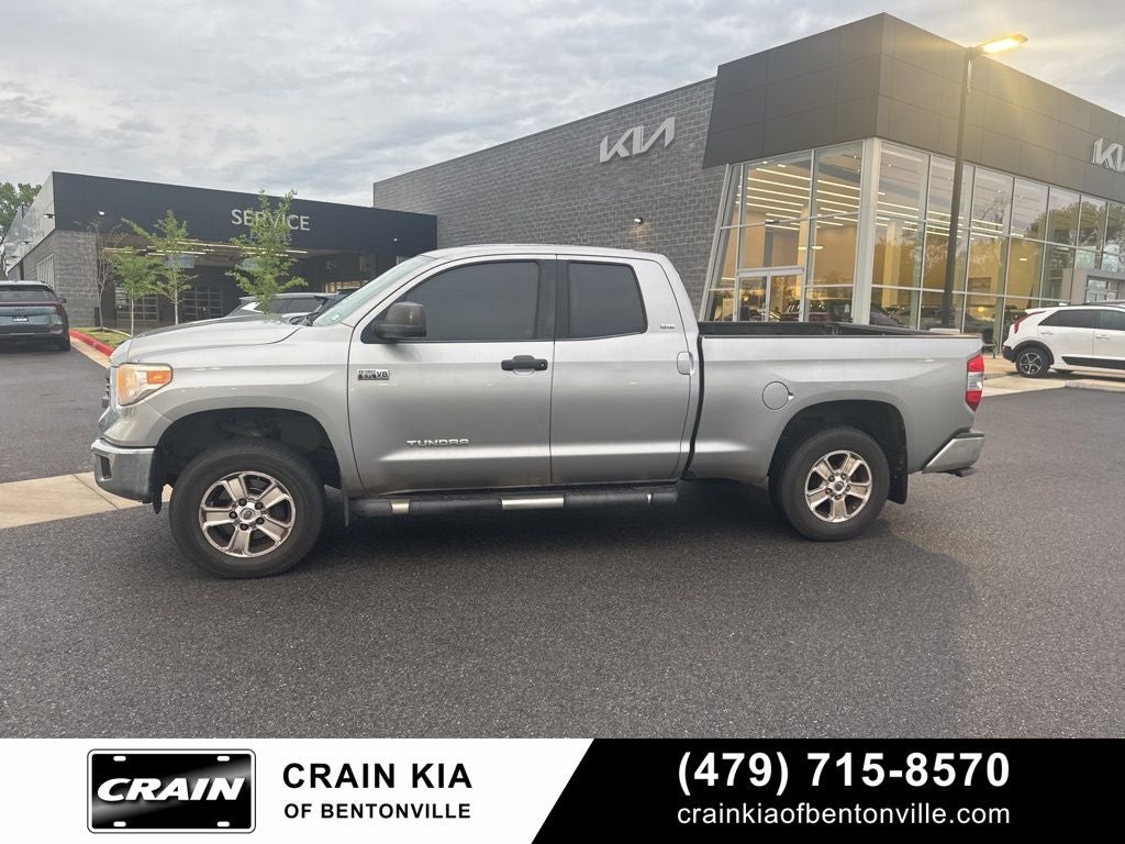 2015 Toyota Tundra SR5 - 4WD / CLEAN CARFAX HISTORY