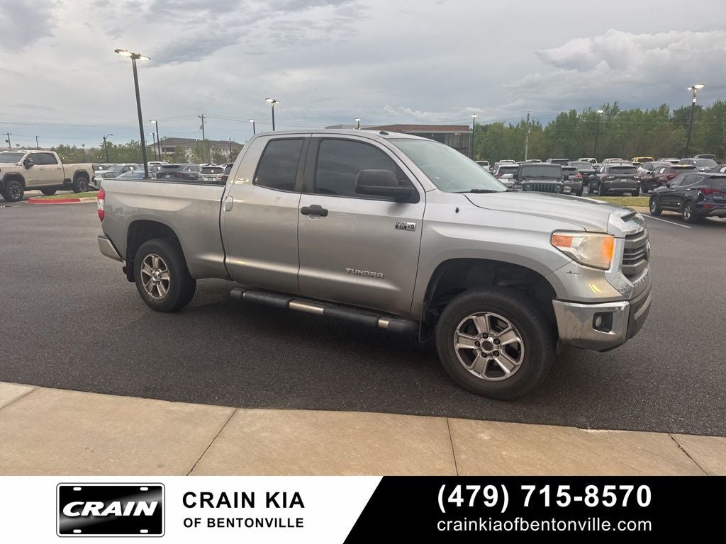 2015 Toyota Tundra SR5 - 4WD / CLEAN CARFAX HISTORY