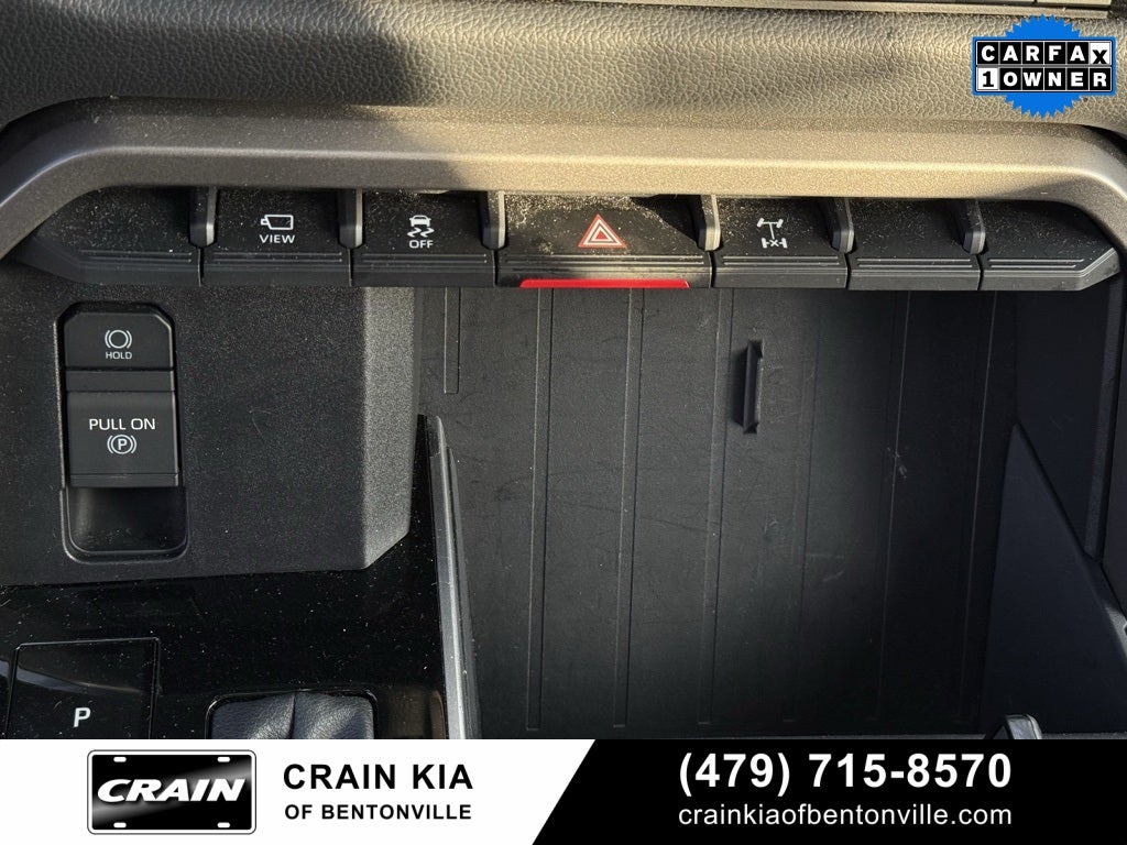 2025 Toyota Sequoia SR5 - 4WD / SUNROOF / CARFAX ONE OWNER