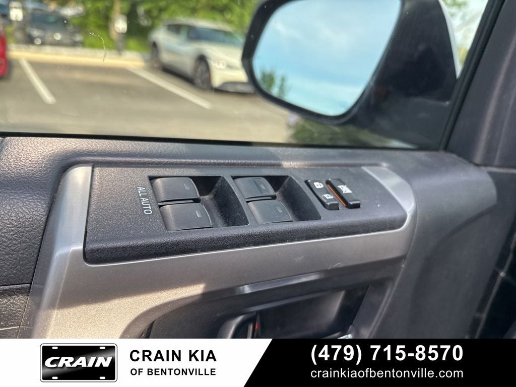 2017 Toyota 4Runner SR5 - 4WD / LIFTED!