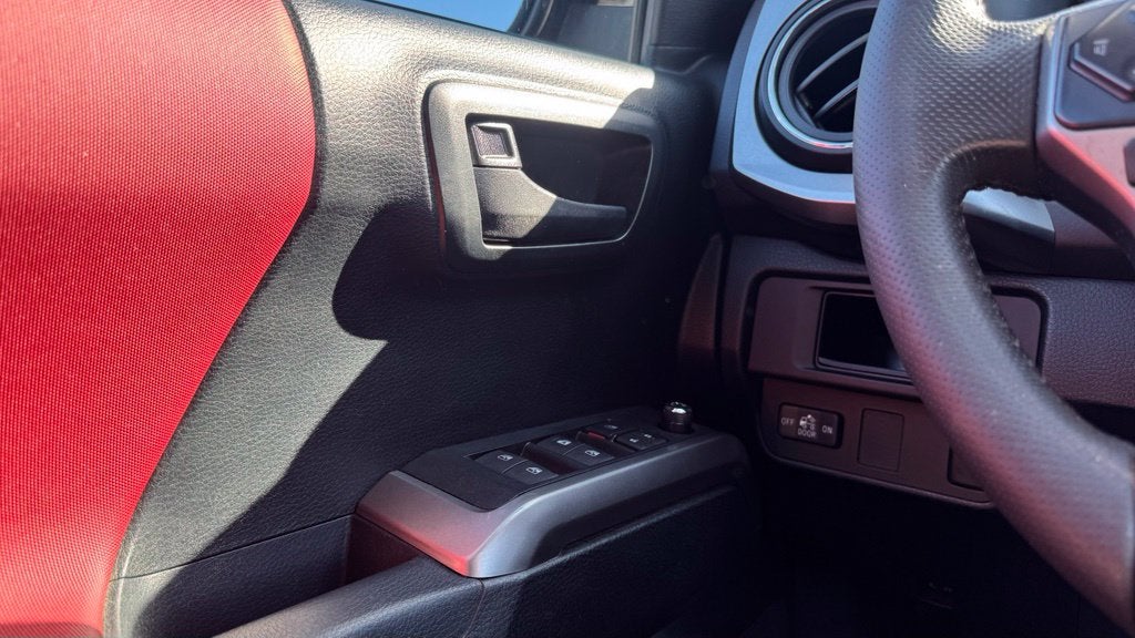 2017 Toyota Tacoma SR5 / 4X4 / ONE OWNER V6