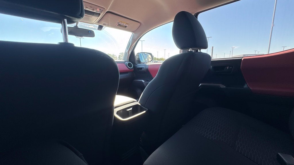 2017 Toyota Tacoma SR5 / 4X4 / ONE OWNER V6