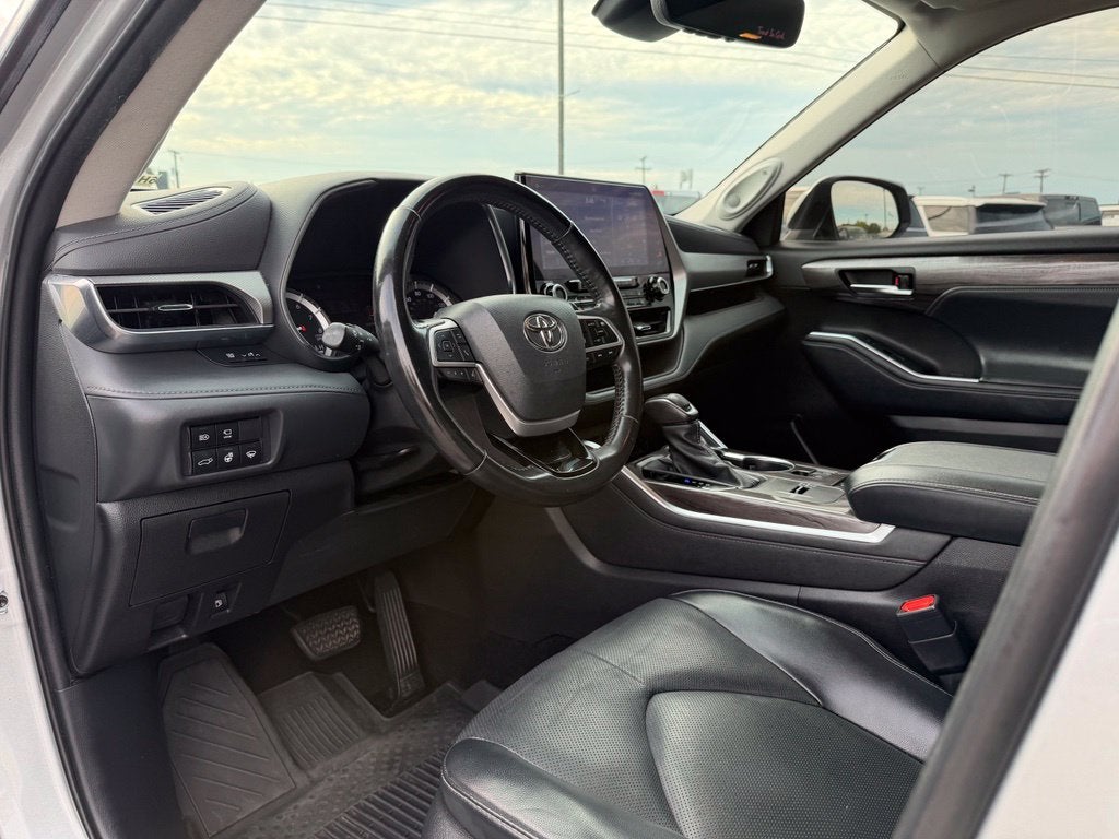2022 Toyota Highlander Platinum *Platinum Pkg/Pano Roof/Pano View Mirrors