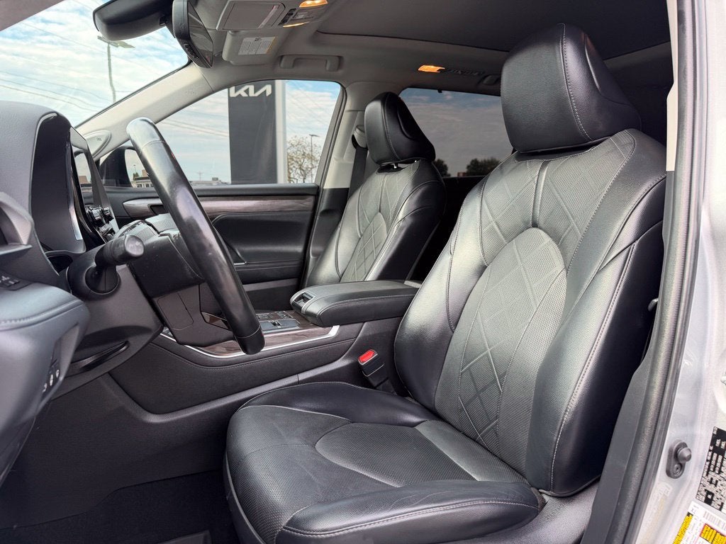 2022 Toyota Highlander Platinum *Platinum Pkg/Pano Roof/Pano View Mirrors