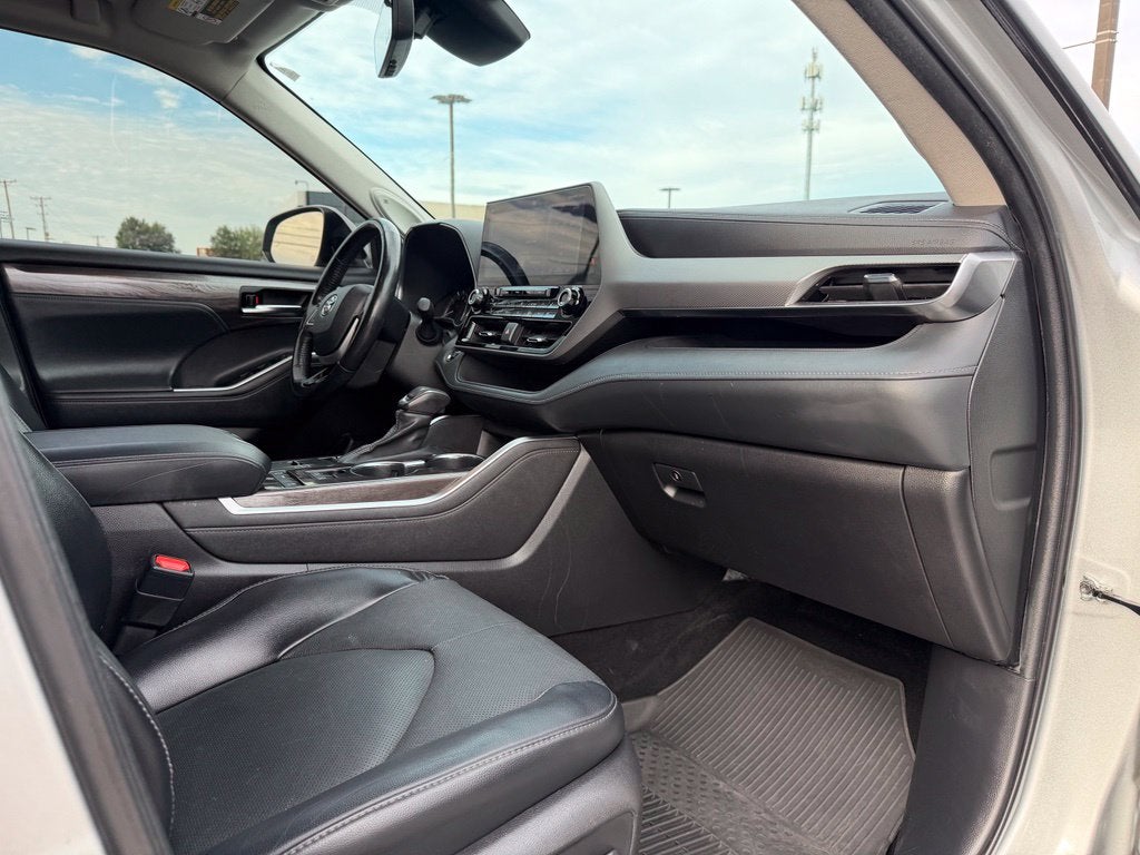 2022 Toyota Highlander Platinum *Platinum Pkg/Pano Roof/Pano View Mirrors