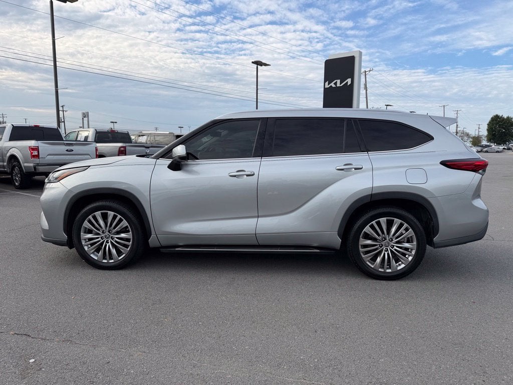 2022 Toyota Highlander Platinum *Platinum Pkg/Pano Roof/Pano View Mirrors
