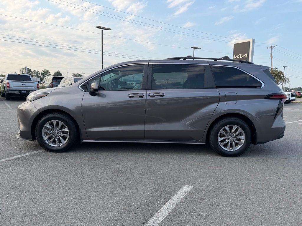 2022 Toyota Sienna LE 8 Passenger