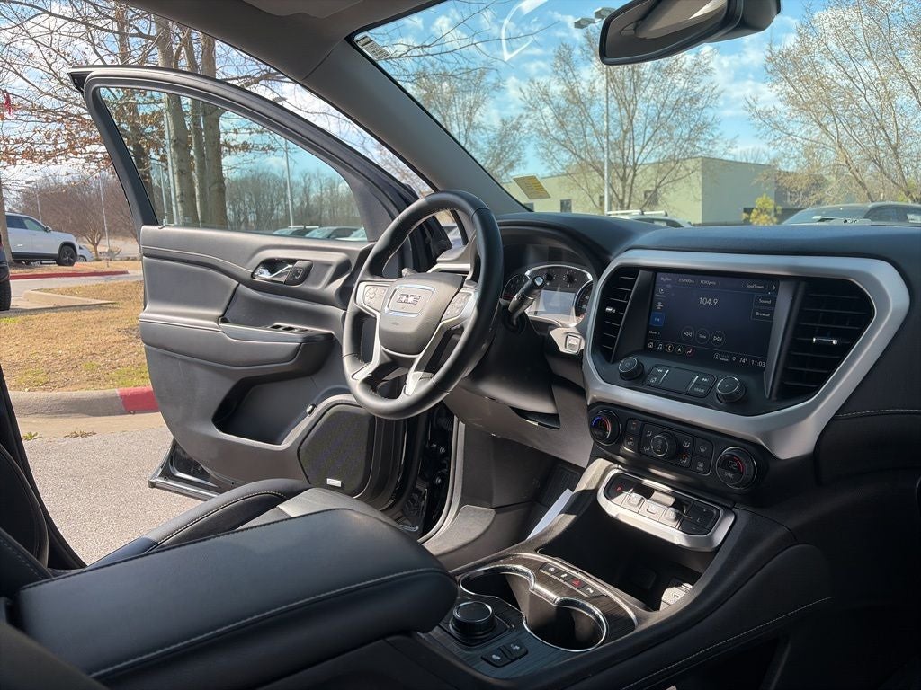 2023 GMC Acadia SLT CLEAN CARFAX LOW MILES!!