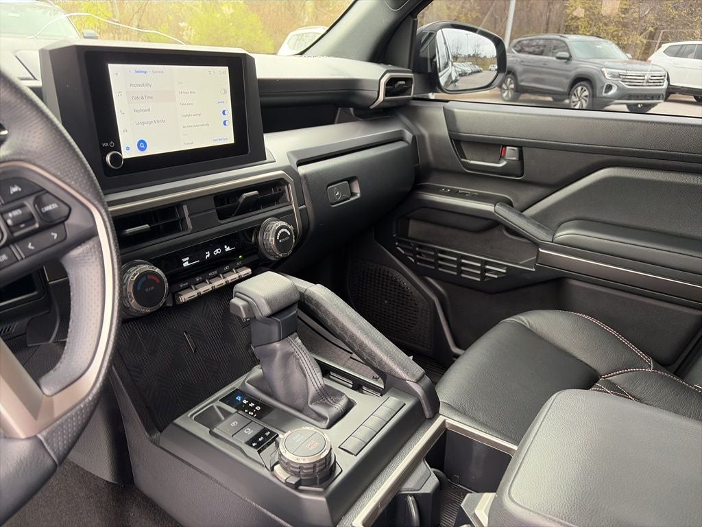 2025 Toyota 4Runner SR5 CLEAN 1 OWNER CARFAX 4WD AND CUSTOM LEATHER