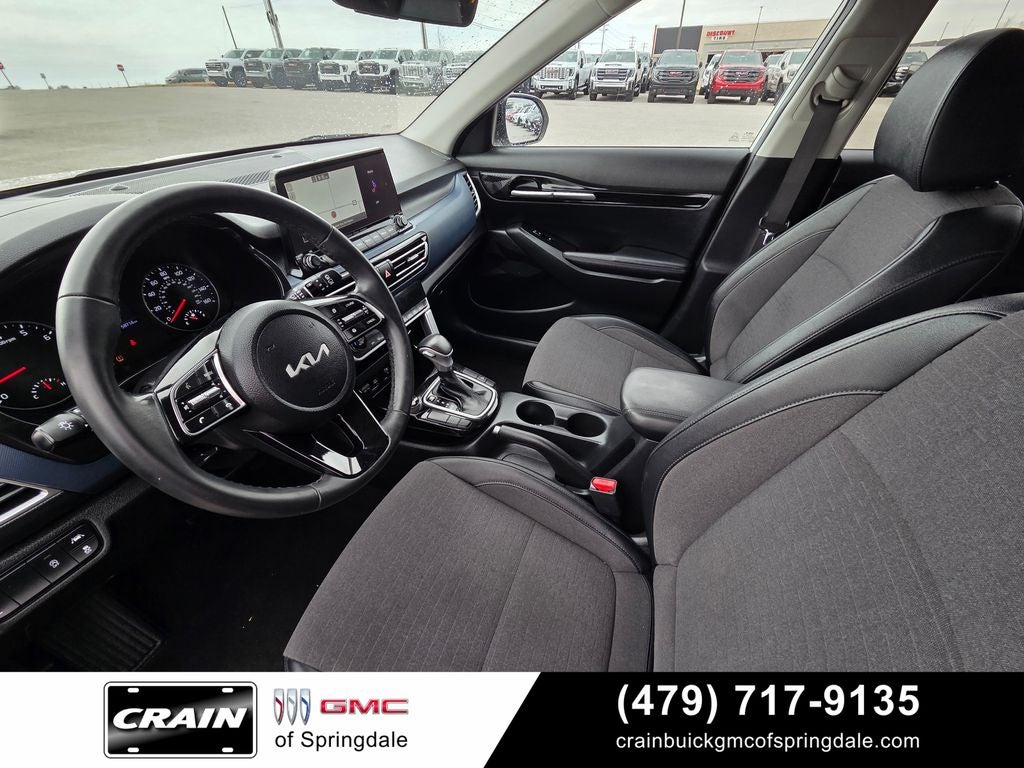 2023 Kia Seltos S Nav / Two-Tone / 35 MPG