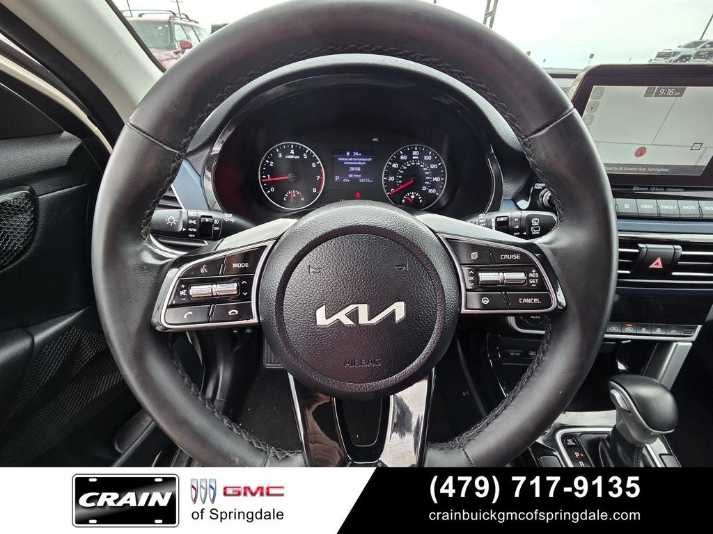 2023 Kia Seltos S Nav / Two-Tone / 35 MPG