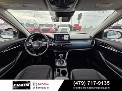 2023 Kia Seltos S Nav / Two-Tone / 35 MPG