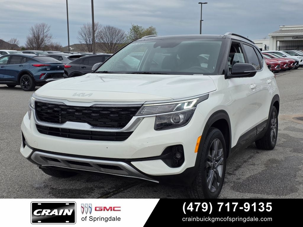2023 Kia Seltos S Nav / Two-Tone / 35 MPG