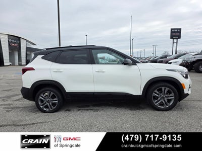 2023 Kia Seltos S Nav / Two-Tone / 35 MPG
