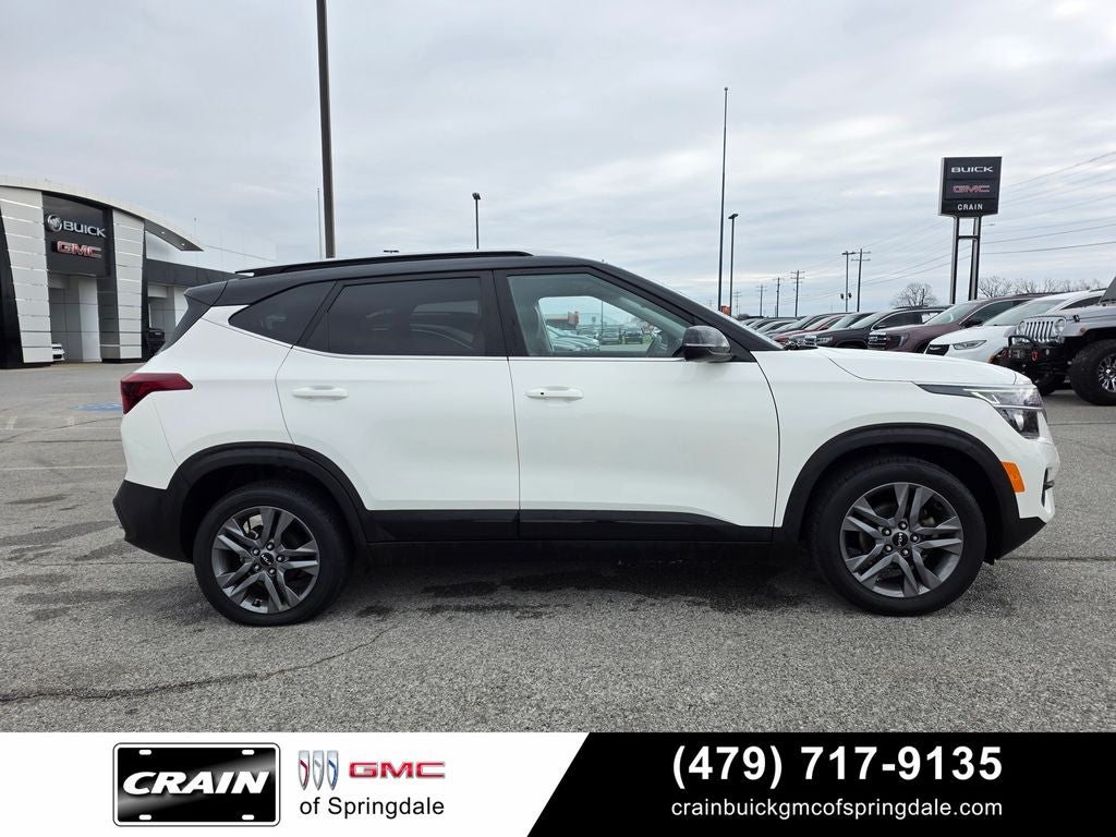 2023 Kia Seltos S Nav / Two-Tone / 35 MPG