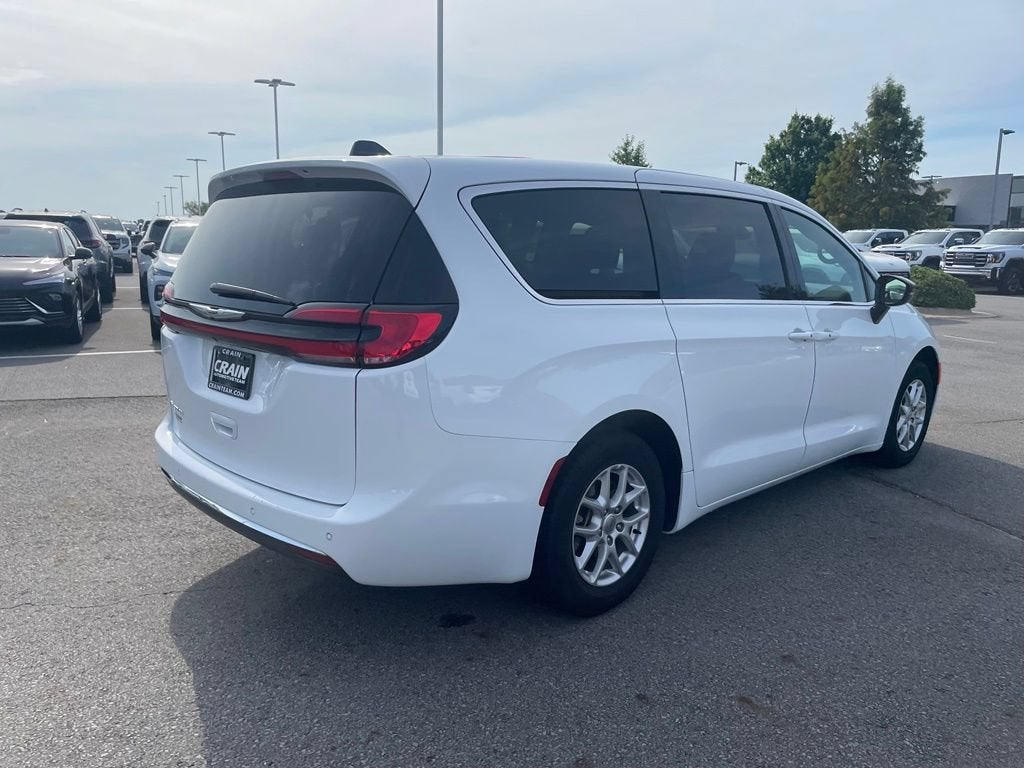 2025 Chrysler Pacifica Select