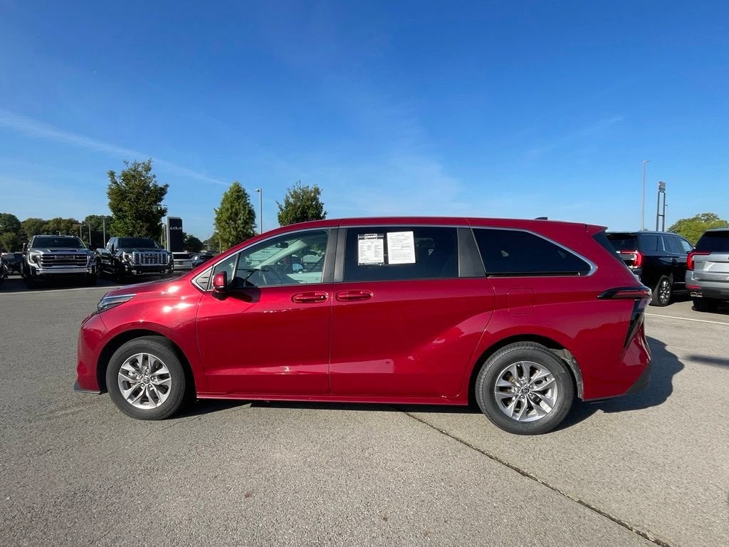 2025 Toyota Sienna LE