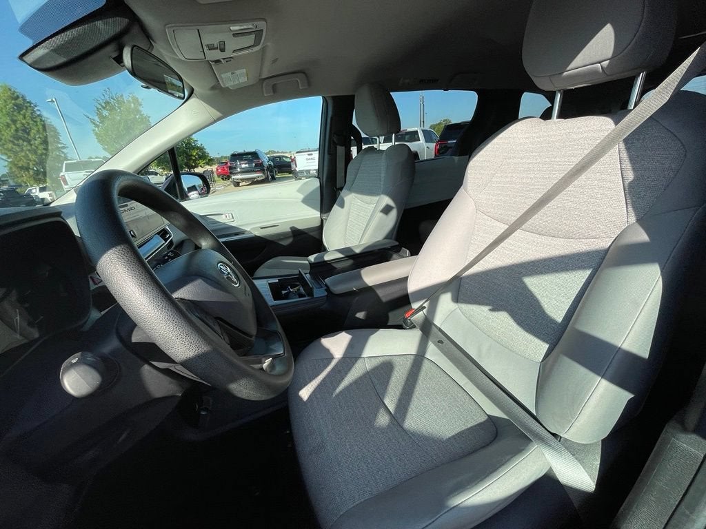 2025 Toyota Sienna LE